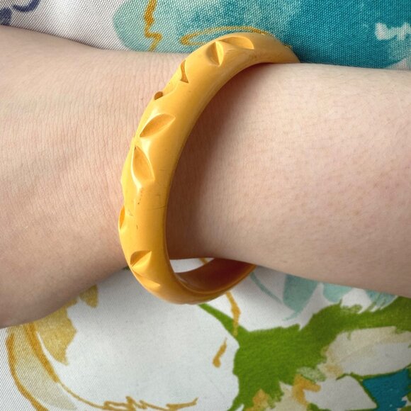 Vintage Bakelite Carved Yellow Bangle Bracelet Retro Jewelry Classic Art Deco - Picture 8 of 11